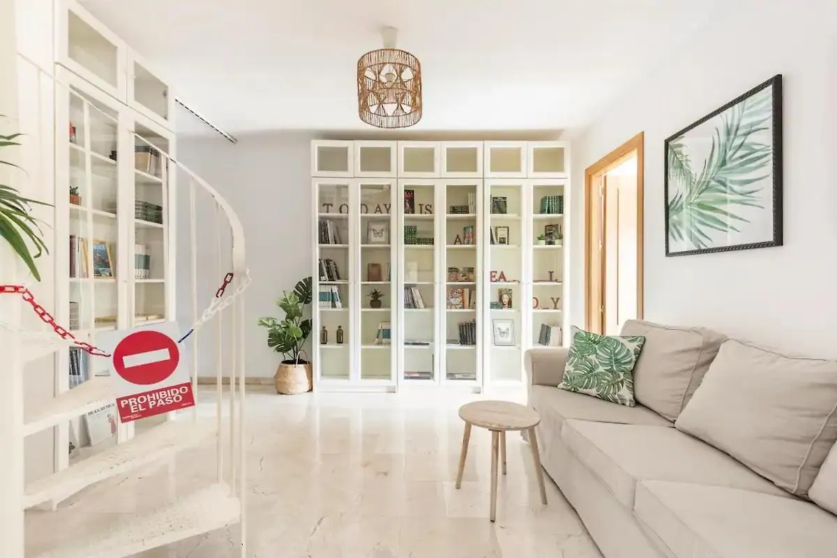 Lunaroom Center & Quiet Guesthouse Malaga Homestay
